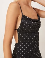 Gina Tricot – Midikleid aus Netzstoff in Schwarz mit weißem Punktemuster