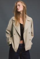 Kurzer fließender Trenchcoat mit Gürtel