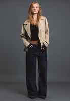 Kurzer fließender Trenchcoat mit Gürtel