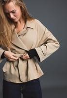 Kurzer fließender Trenchcoat mit Gürtel