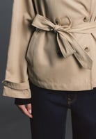 Kurzer fließender Trenchcoat mit Gürtel