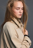 Kurzer fließender Trenchcoat mit Gürtel