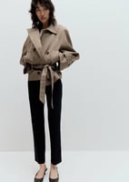 Kurzer Trenchcoat mit Karomuster und Gürtel