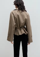 Kurzer Trenchcoat mit Karomuster und Gürtel