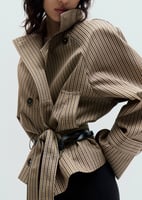 Kurzer Trenchcoat mit Karomuster und Gürtel