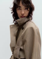 Kurzer Trenchcoat mit Karomuster und Gürtel