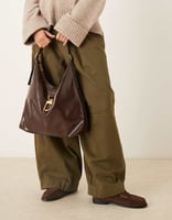 ASOS DESIGN – Weiche Tragetasche in Schokobraun mit auffälligem Schnallendetail