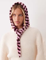 Accessorize leichter Dreiecksschal mit Streifen in Pink und Braun, Bild 2 von 3