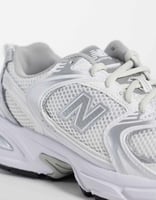 New Balance – 530 – Sneaker in Weiß und Silber