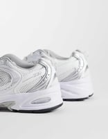 New Balance – 530 – Sneaker in Weiß und Silber