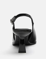Pull&Bear – Vinyl-Slingback-Schuhe in Schwarz mit Kitten-Absatz