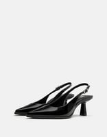 Pull&Bear – Vinyl-Slingback-Schuhe in Schwarz mit Kitten-Absatz