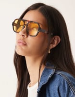 ASOS DESIGN – Piloten-Sonnenbrille in milchiger Schildpattoptik mit gelben Gläsern