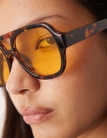 ASOS DESIGN – Piloten-Sonnenbrille in milchiger Schildpattoptik mit gelben Gläsern