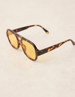 ASOS DESIGN – Piloten-Sonnenbrille in milchiger Schildpattoptik mit gelben Gläsern