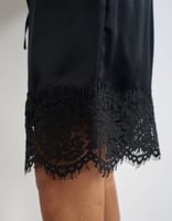 Topshop Bermudashorts mit Satinoptik und Spitzeneinsatz in Schwarz