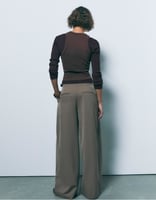 Stradivarius – Lange Hose in Braun mit Abnähern und Gürtel
