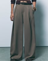 Stradivarius – Lange Hose in Braun mit Abnähern und Gürtel