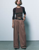 Stradivarius – Lange Hose in Braun mit Abnähern und Gürtel