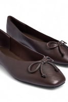 Ballerinas mit eckiger Spitze und Schleife