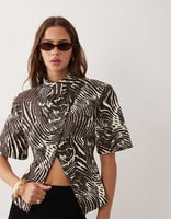 ASOS DESIGN asymmetrischer Blazer mit kurzen Ärmeln und Zebra-Print