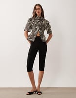 ASOS DESIGN asymmetrischer Blazer mit kurzen Ärmeln und Zebra-Print