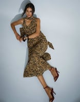 Pretty Lavish Chiffon-Maxikleid mit Wasserfallausschnitt und Schal-Detail in braunem Leopardenmuster, Bild 2 von 4