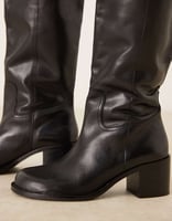 ASOS DESIGN – Clyde – Kniehohe Schlupfstiefel aus Leder in Schwarz mit runder Zehenpartie