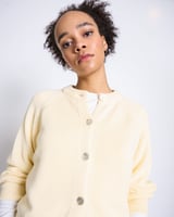 RELAXED CREWNECK CARDIGAN SIVIA BUTTERMILK GOTS