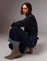 Bershka Eng anliegende Stiefeletten mit Kitten-Heels, image 2 of 4