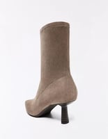 Bershka Eng anliegende Stiefeletten mit Kitten-Heels, image 3 of 4