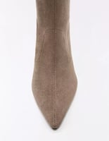 Bershka Eng anliegende Stiefeletten mit Kitten-Heels, image 4 of 4