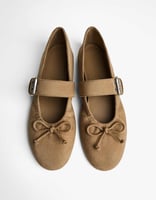 Bershka – Ballerinas in Hellbraun mit Schnalle