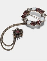 Stradivarius Brosche mit Schmucksteinkette in Gold