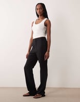ASOS DESIGN Tall – Elegante, schmal geschnittene Hose in Schwarz mit geradem Schnitt