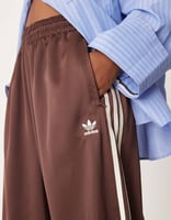 adidas Originals – Jogginghose aus Satin in Braun mit weitem Schnitt