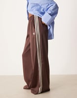 adidas Originals – Jogginghose aus Satin in Braun mit weitem Schnitt