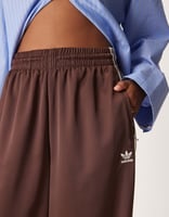 adidas Originals – Jogginghose aus Satin in Braun mit weitem Schnitt