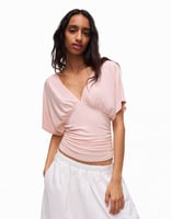 Bershka – Gerafftes T-Shirt in Rosa mit V-Ausschnitt