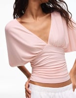 Bershka – Gerafftes T-Shirt in Rosa mit V-Ausschnitt