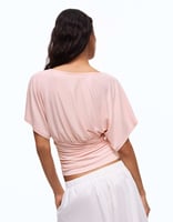 Bershka – Gerafftes T-Shirt in Rosa mit V-Ausschnitt