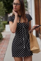 KURZES KLEID MIT BINDEGÜRTEL UND PUNKTEN