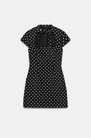 KURZES KLEID MIT BINDEGÜRTEL UND PUNKTEN