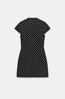 KURZES KLEID MIT BINDEGÜRTEL UND PUNKTEN