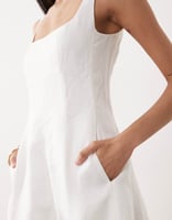 Mango – Ärmelloses Maxikleid aus reinem Leinen in Weiß mit eckigem Ausschnitt