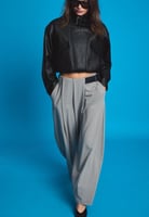 Stradivarius Stoffhose mit Bundfalten und Gürtel, image 1 of 4