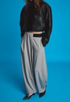 Stradivarius Stoffhose mit Bundfalten und Gürtel, image 3 of 4