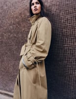 Bershka Langer Trenchcoat mit Raffungen und Gürtel