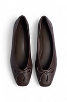 Ballerinas mit eckiger Spitze und Schleife
