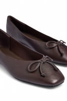 Ballerinas mit eckiger Spitze und Schleife